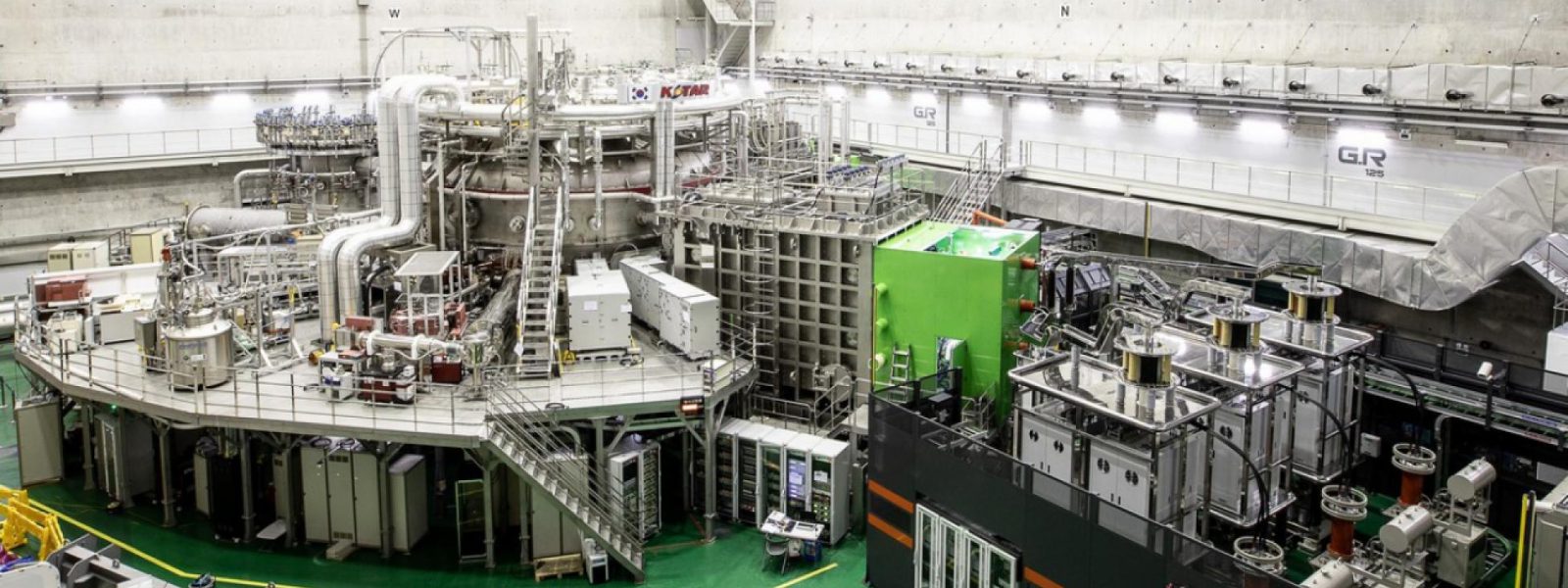 The KSTAR superconducting tokamak in Daejeon, South Korea before installation of the two shattered pellet injectors.